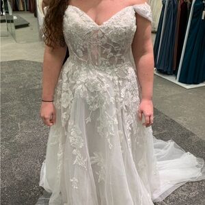 Elegant White Lace Wedding Dress